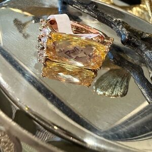 Elegant Gold-Toned Women's Ring